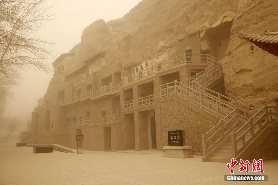 甘肅敦煌遭遇強沙塵暴天氣 黃沙遮天蔽日 甘肅敦煌遭遇強沙塵暴天氣 黃沙遮天蔽日