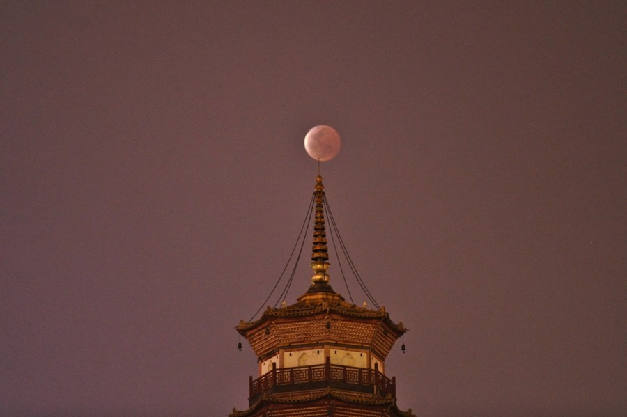 4月4日，廣東省廣州市，月全食與赤崗塔。（二次曝光）石榴/CFP