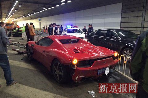 一輛蘭博基尼與一輛法拉利發(fā)生事故，現(xiàn)場狀況慘烈