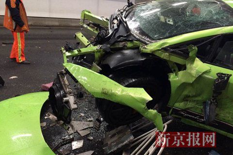一輛蘭博基尼與一輛法拉利發(fā)生事故，現(xiàn)場狀況慘烈