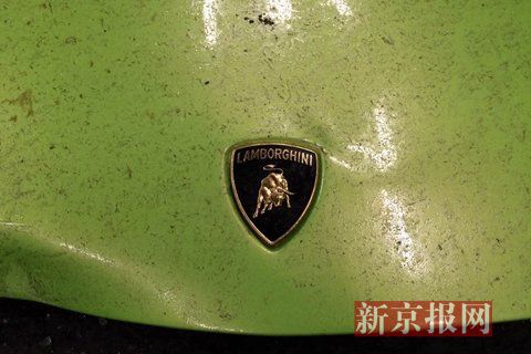 一輛蘭博基尼與一輛法拉利發(fā)生事故，現(xiàn)場狀況慘烈