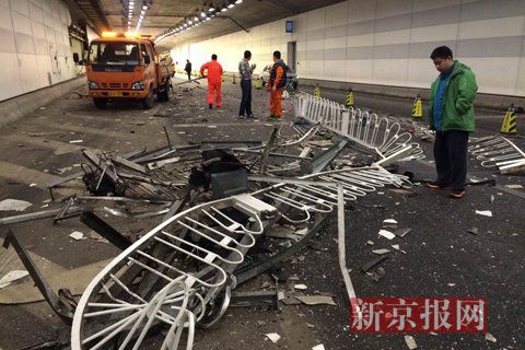 一輛蘭博基尼與一輛法拉利發(fā)生事故，現(xiàn)場狀況慘烈