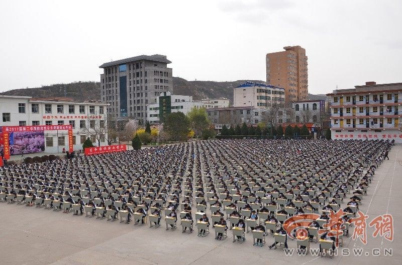 陜西宜川中學1700多考生操場考試 陜西宜川中學1700多考生操場考試