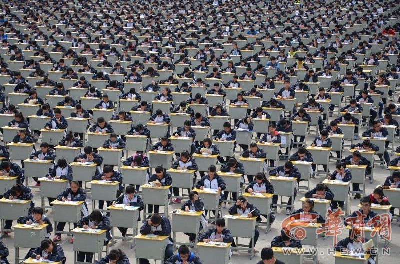 陜西宜川中學1700多考生操場考試 陜西宜川中學1700多考生操場考試