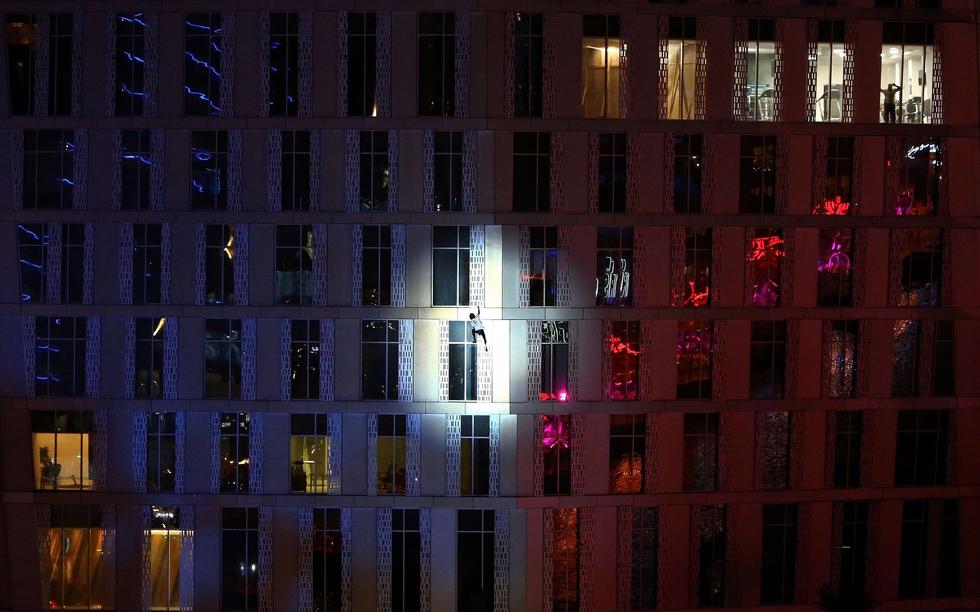 法國(guó)“蜘蛛人”夜攀世界最高扭曲大廈場(chǎng)面驚險(xiǎn) 法國(guó)“蜘蛛人”夜攀世界最高扭曲大廈場(chǎng)面驚險(xiǎn)