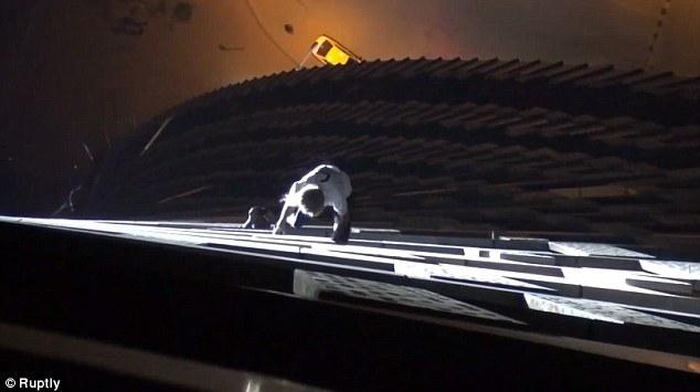 法國(guó)“蜘蛛人”夜攀世界最高扭曲大廈場(chǎng)面驚險(xiǎn) 法國(guó)“蜘蛛人”夜攀世界最高扭曲大廈場(chǎng)面驚險(xiǎn)