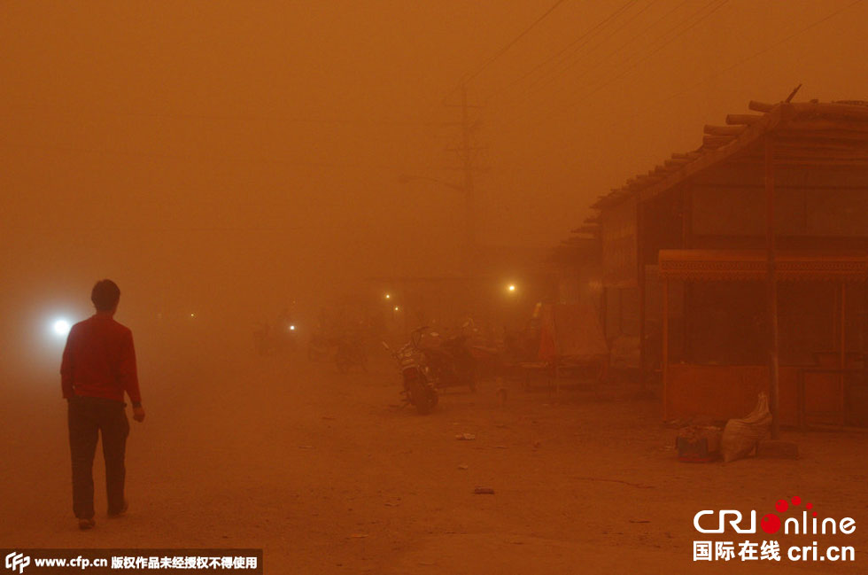 巴扎上的車輛紛紛打開車燈。