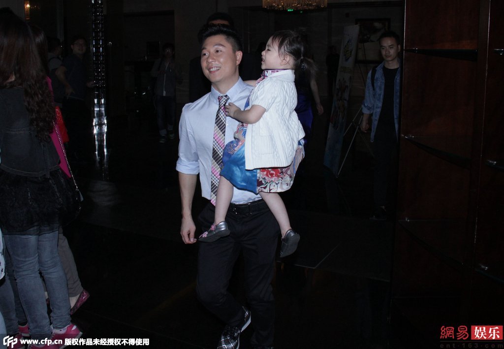 近日李小鵬抱女兒快步離開活動現場。 近日李小鵬抱女兒快步離開活動現場。