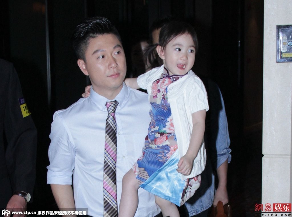 女兒奧莉身穿花旗袍配白色外套,還不停做表情賣萌搶鏡。 女兒奧莉身穿花旗袍配白色外套,還不停做表情賣萌搶鏡。