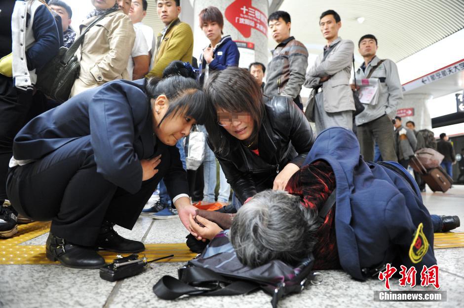 74歲老太地鐵站臺摔倒稱“有老保,不訛人” 74歲老太地鐵站臺摔倒稱“有老保,不訛人”
