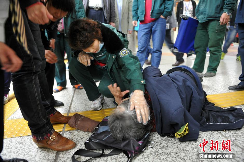 74歲老太地鐵站臺摔倒稱“有老保,不訛人” 74歲老太地鐵站臺摔倒稱“有老保,不訛人”