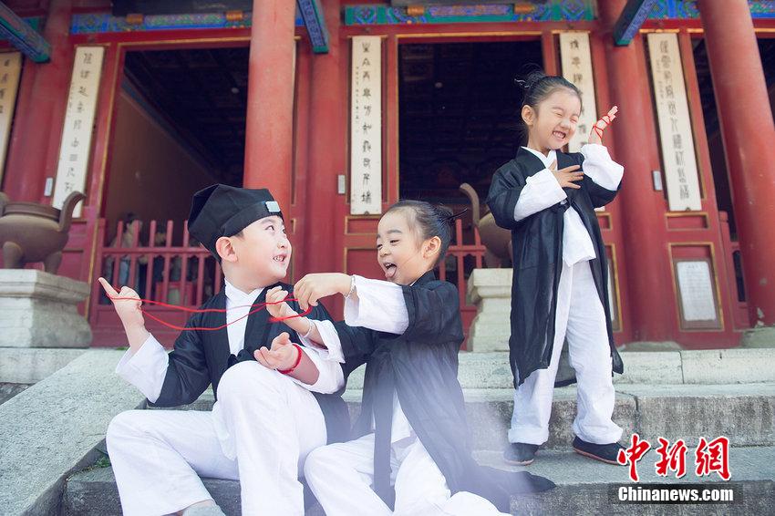 三萌娃扮“道士”玩游戲喚醒網友兒時記憶 三萌娃扮“道士”玩游戲喚醒網友兒時記憶