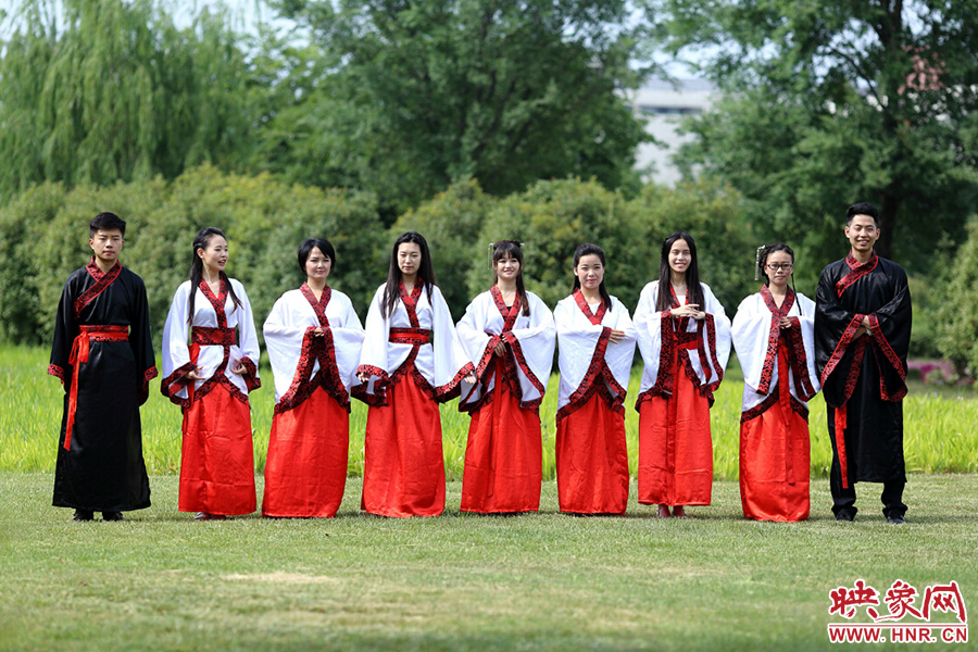 畢業照也“穿越”