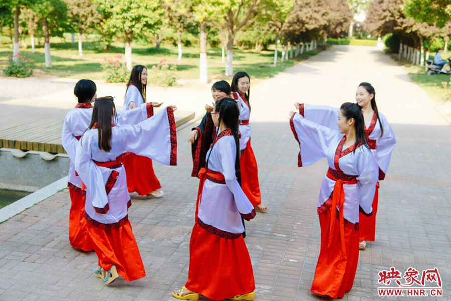 走遍校園的每個角落，只為你能盡可能將有關的記憶都帶走。