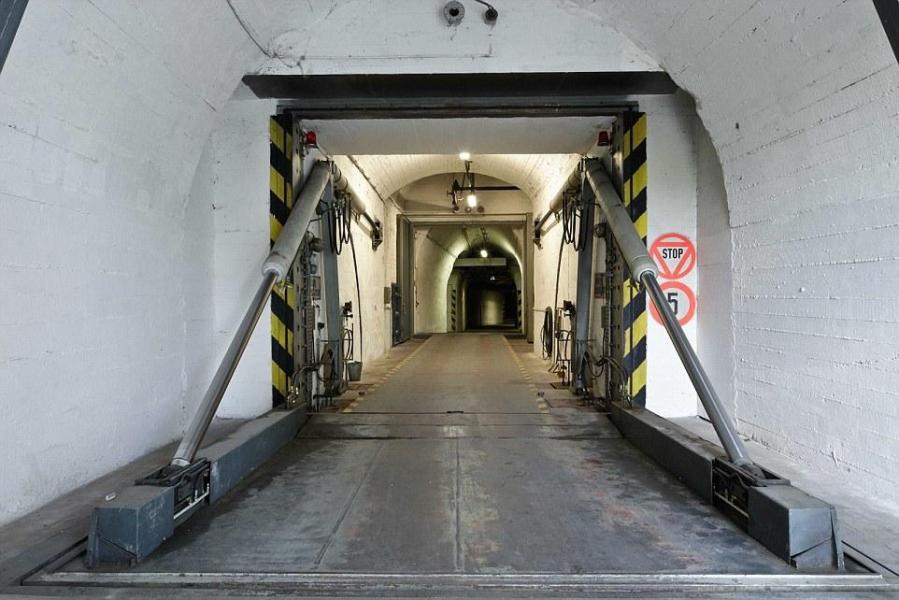 圖為地堡內(nèi)的通道，皆配備攝像頭。