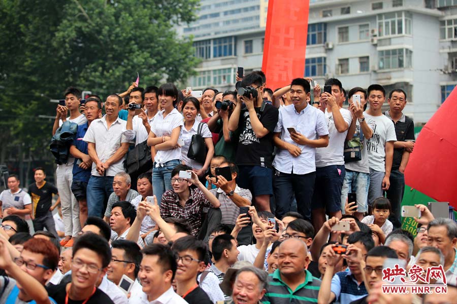 現(xiàn)場(chǎng)觀眾爭(zhēng)相觀看瀧澤蘿拉出場(chǎng) 現(xiàn)場(chǎng)觀眾爭(zhēng)相觀看瀧澤蘿拉出場(chǎng)