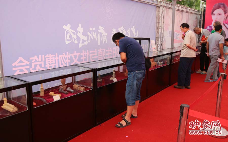 市民觀看中國(guó)·洛陽(yáng)生殖與性文物博覽會(huì)展品 市民觀看中國(guó)·洛陽(yáng)生殖與性文物博覽會(huì)展品