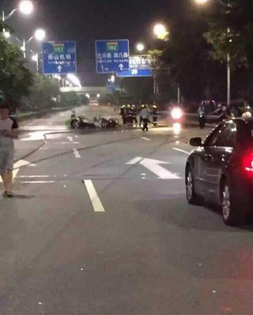 蘭博基尼跑車撞貨車燒成廢鐵 司機當場死亡 蘭博基尼跑車撞貨車燒成廢鐵 司機當場死亡