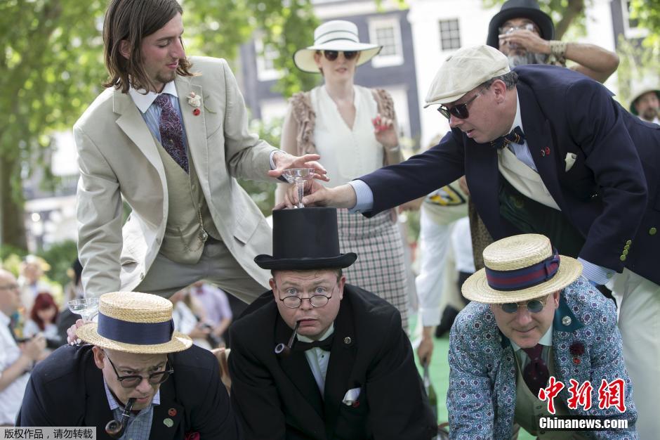 倫敦紳士運動會 騎車“擊傘”人仰馬翻 倫敦紳士運動會 騎車“擊傘”人仰馬翻