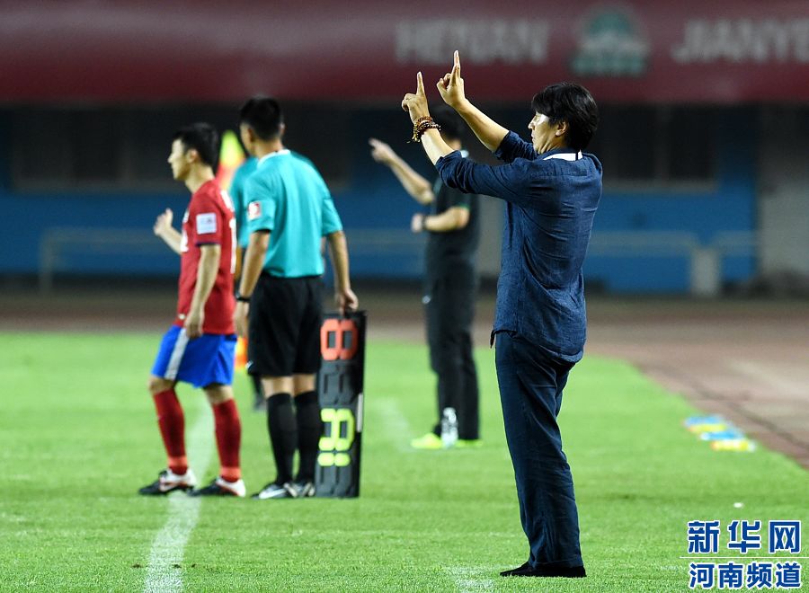 7月19日，河南建業隊主教練賈秀全（右一）在場邊指揮。