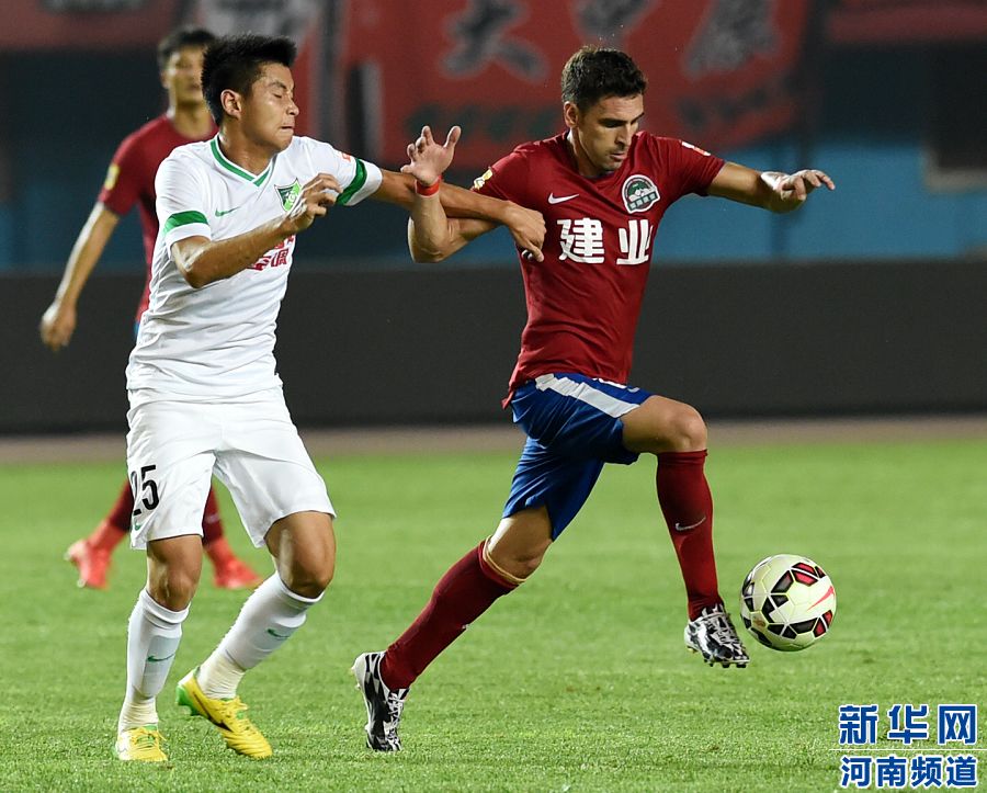 7月19日，河南建業隊球員伊沃（右）在比賽中帶球進攻。