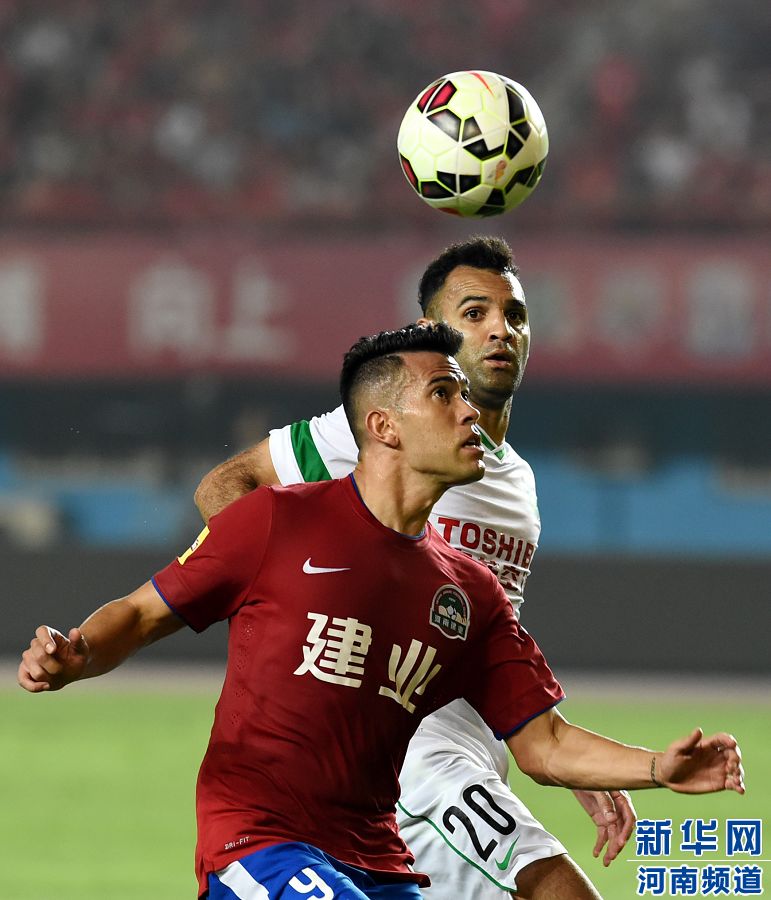 7月19日，河南建業隊球員哈維爾（前）在比賽中拼搶。