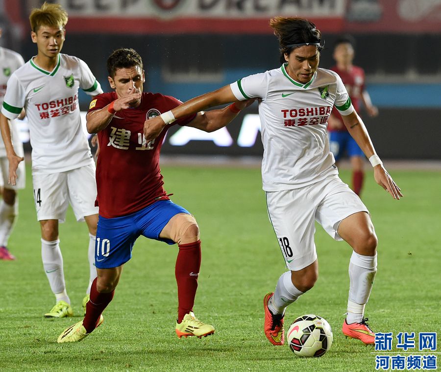 　7月19日，杭州綠城隊球員趙宇豪（右）在比賽中爭搶。