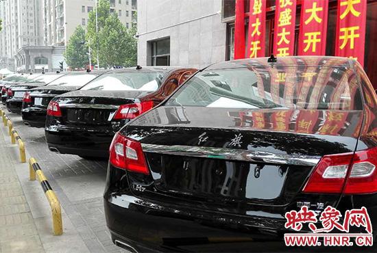 路邊一棟樓上懸掛著二三十條紅色條幅,全部是祝賀一家公司開業的。 路邊一棟樓上懸掛著二三十條紅色條幅,全部是祝賀一家公司開業的。