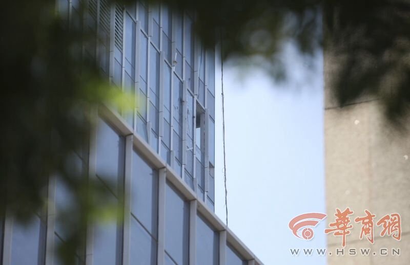 西安2名蜘蛛人被風刮飛 撞擊大樓外墻致死 西安2名蜘蛛人被風刮飛 撞擊大樓外墻致死