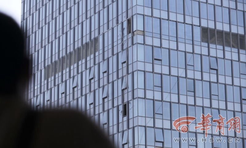 西安2名蜘蛛人被風刮飛 撞擊大樓外墻致死 西安2名蜘蛛人被風刮飛 撞擊大樓外墻致死