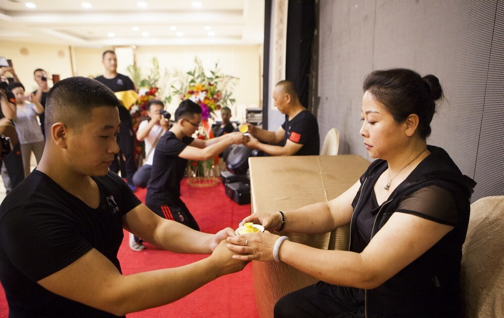 長春散打總教頭舉行收徒儀式 行跪拜大禮 長春散打總教頭舉行收徒儀式 行跪拜大禮