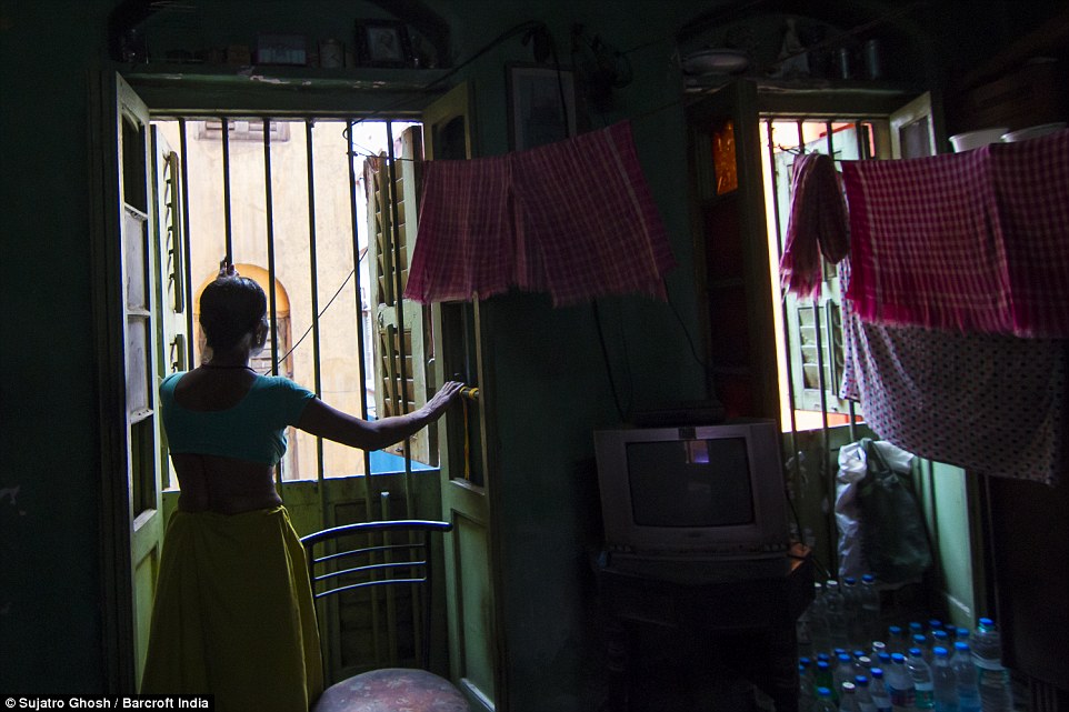 72歲的Maya Banarjee說:“我已經太老了,但是我不會離開。” 72歲的Maya Banarjee說:“我已經太老了,但是我不會離開。”