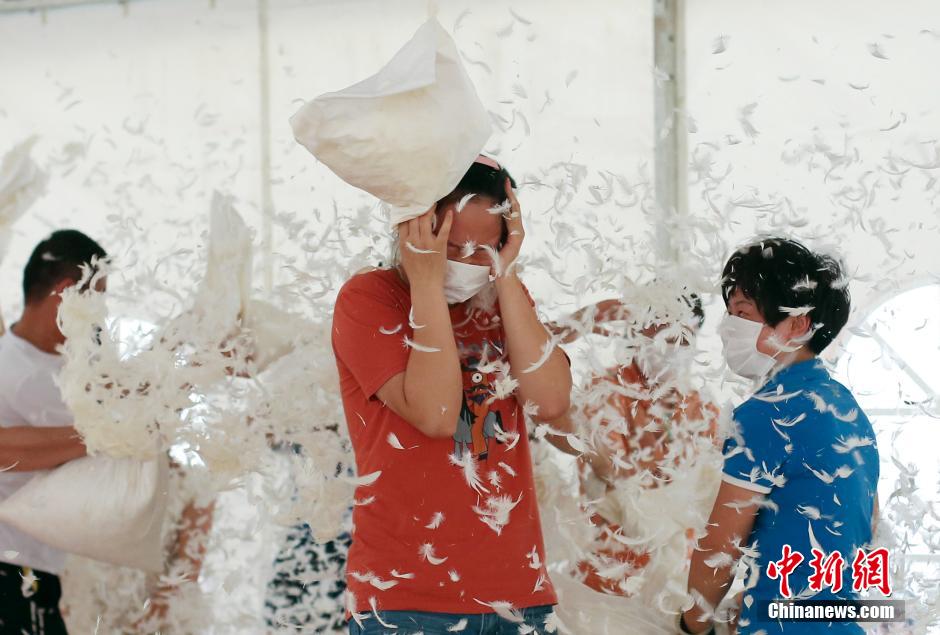 南京街頭上演“枕頭大戰” 年輕人瘋狂開打 南京街頭上演“枕頭大戰” 年輕人瘋狂開打
