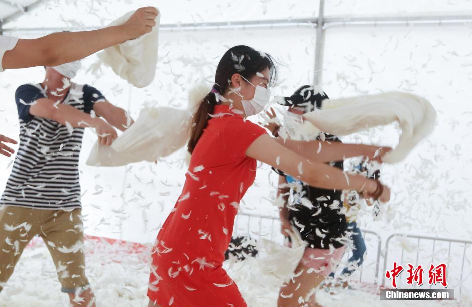 南京街頭上演“枕頭大戰” 年輕人瘋狂開打 南京街頭上演“枕頭大戰” 年輕人瘋狂開打