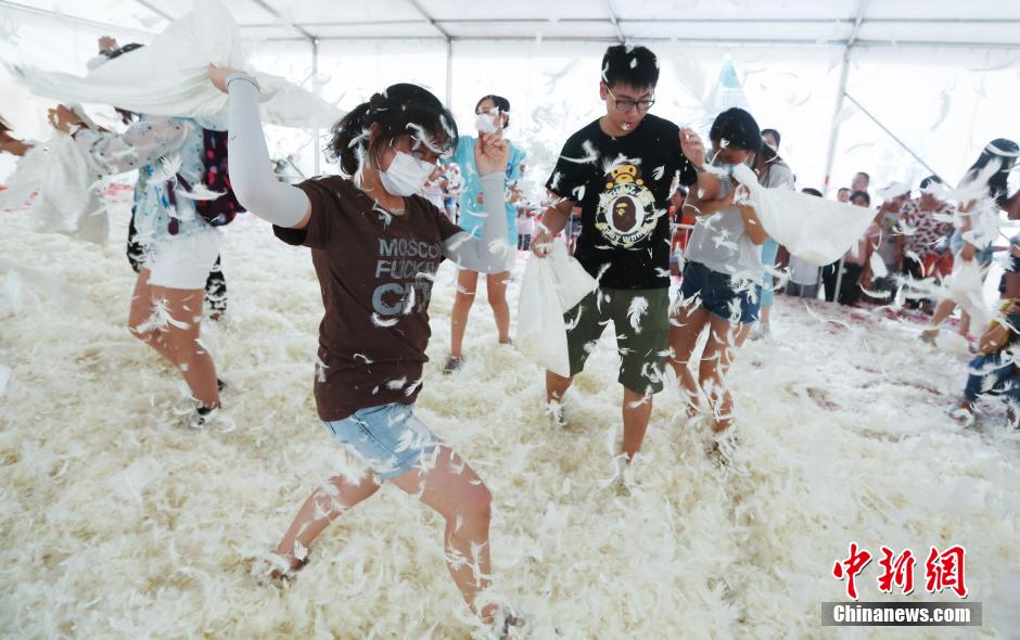 南京街頭上演“枕頭大戰” 年輕人瘋狂開打 南京街頭上演“枕頭大戰” 年輕人瘋狂開打