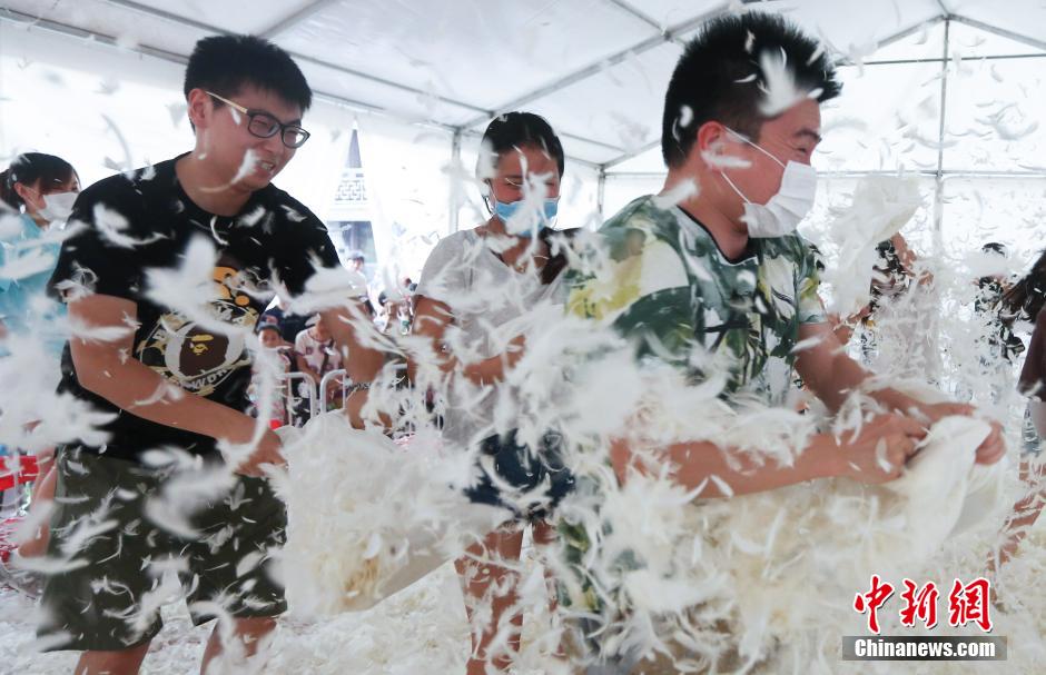 南京街頭上演“枕頭大戰” 年輕人瘋狂開打 南京街頭上演“枕頭大戰” 年輕人瘋狂開打