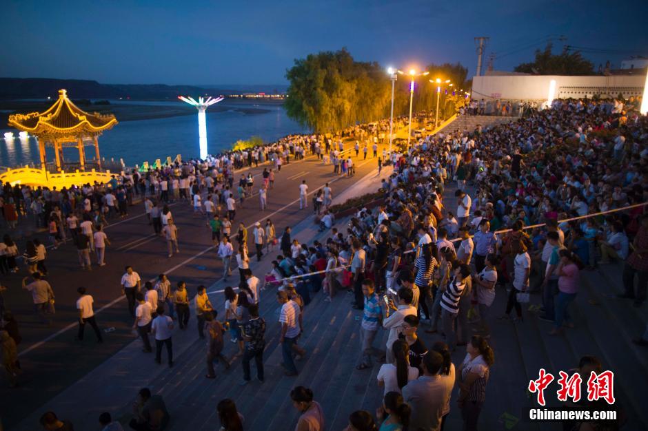 數(shù)萬民眾前來黃河邊觀看河燈。 張云 攝 數(shù)萬民眾前來黃河邊觀看河燈。 張云 攝