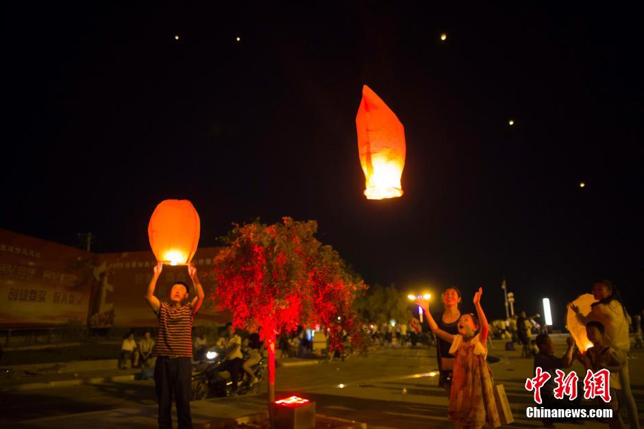 民眾燃起孔明燈助興。 張云 攝 民眾燃起孔明燈助興。 張云 攝