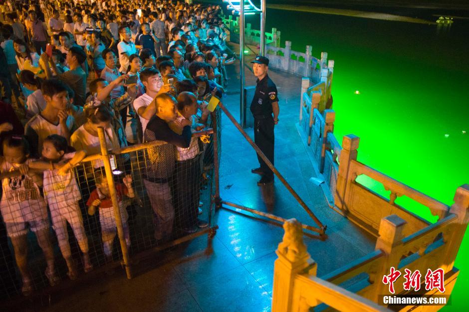 特警為河燈節(jié)保駕護航。 張云 攝 特警為河燈節(jié)保駕護航。 張云 攝