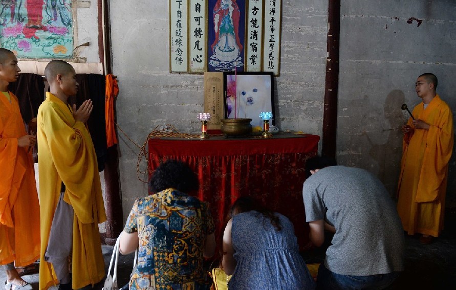 寺廟的僧人們在為寵物狗做超度。