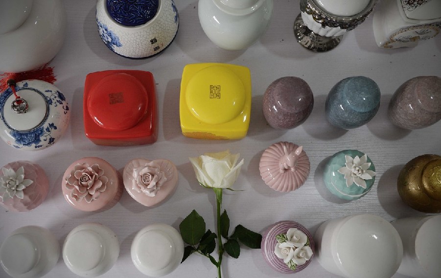 各種陶瓷罐是用來裝寵物骨灰的。