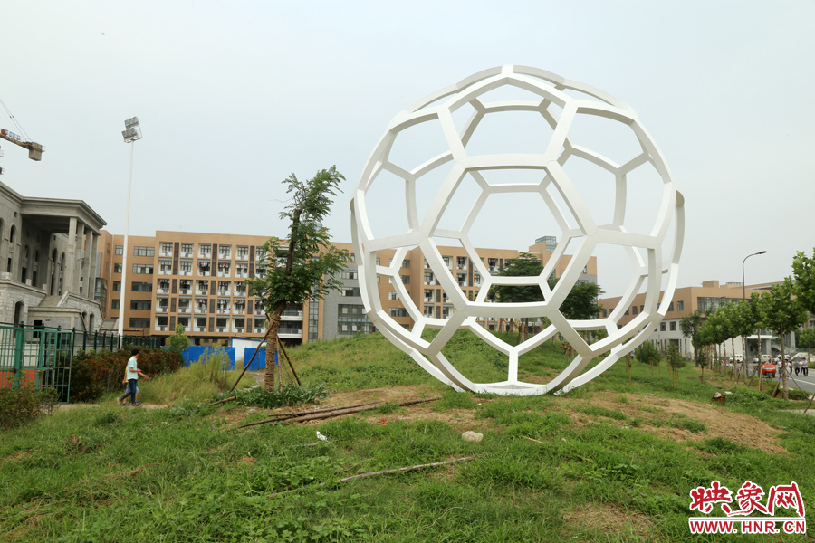 這是一座多邊形曲面藝術品，直徑約6米，剛剛建成，目前還沒有命名。