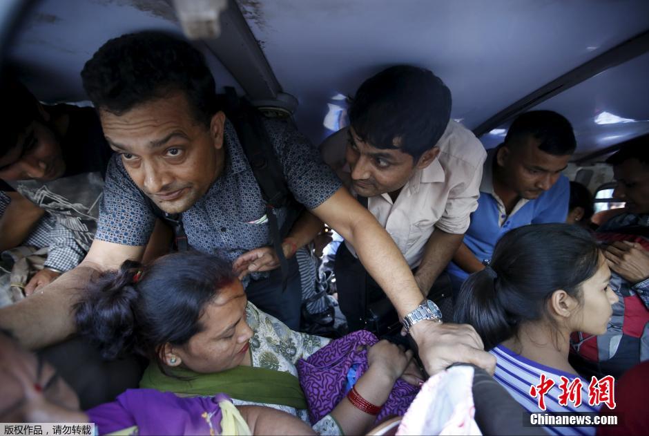 尼泊爾公交限量發車 乘客“包圍”巴士 尼泊爾公交限量發車 乘客“包圍”巴士