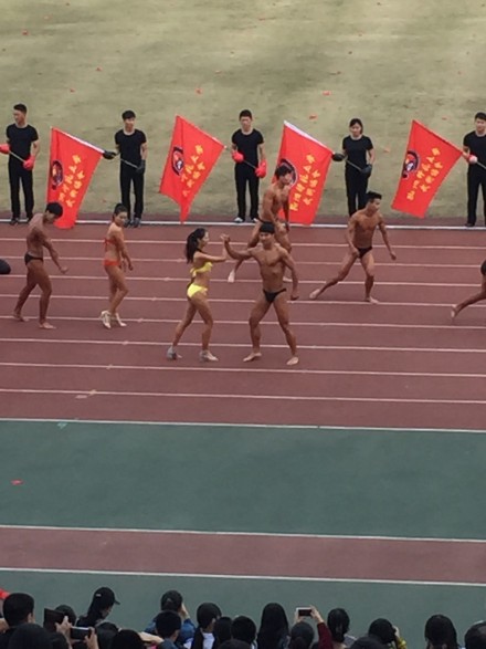 杭州某大學(xué)秋季運(yùn)動(dòng)會(huì)開(kāi)幕式 裸男大秀肌肉 杭州某大學(xué)秋季運(yùn)動(dòng)會(huì)開(kāi)幕式 裸男大秀肌肉
