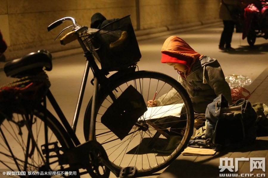 他的父母說，晚上回去晚，孩子的作業(yè)都是在這寫，做小生意不容易，孩子還陪著遭罪，經(jīng)常還有城管攆著不讓在這賣。