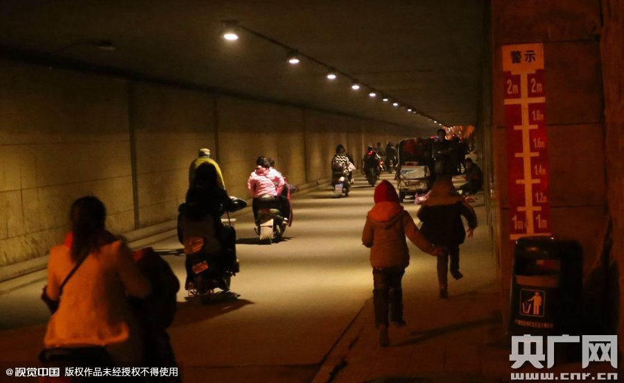 寫完作業(yè)，小一航與鄰居的小伙伴在大橋下玩耍。