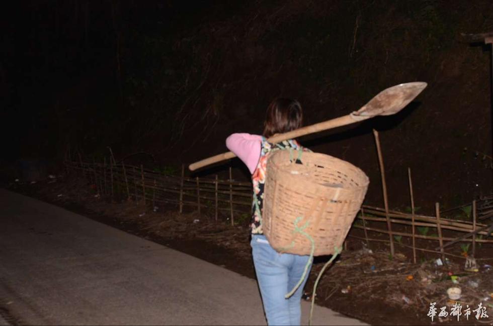 四川瀘州上演“瘋狂的石頭” 數百人河灘淘寶 四川瀘州上演“瘋狂的石頭” 數百人河灘淘寶