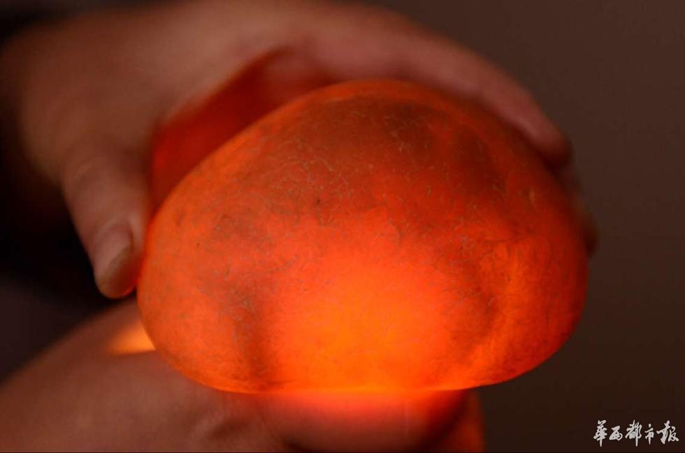 四川瀘州上演“瘋狂的石頭” 數百人河灘淘寶 四川瀘州上演“瘋狂的石頭” 數百人河灘淘寶