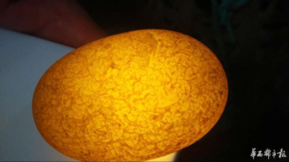 四川瀘州上演“瘋狂的石頭” 數百人河灘淘寶 四川瀘州上演“瘋狂的石頭” 數百人河灘淘寶