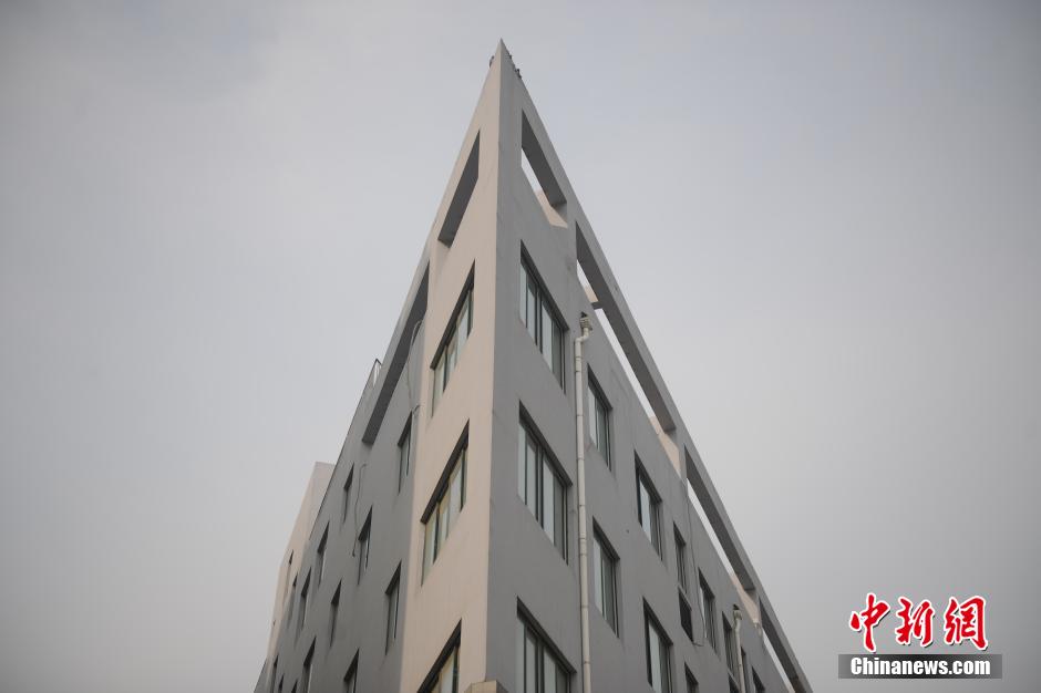 濟南一高樓酷似“紙片樓” 濟南一高樓酷似“紙片樓”